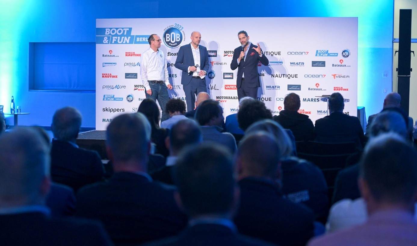 In front of a well-filled hall, Daniel Barkowski opens the award ceremony of the Best of Boats Award 2023 together with Stefan Gerhardt and presenter Thorsten Sauermann.