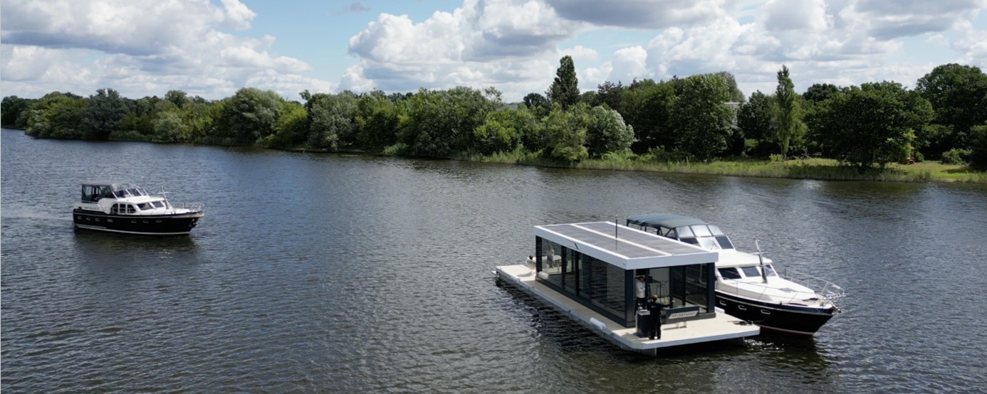 Die Floating Solar Charging Lounge von SolarYacht – weltweit die erste schwimmende Solar-Ladestation – wird im Rahmen der BOOT & FUN INWATER 2024 in Werder (Havel) erstmalig öffentlich vorgestellt.